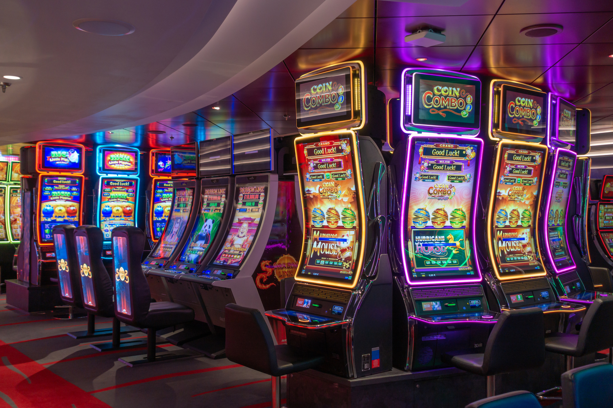 WTD world trade display curved gaming display solutions